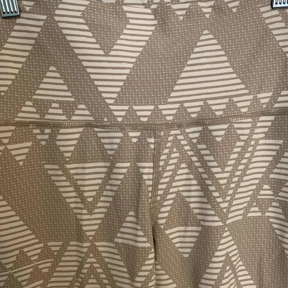Aerie Chill Play Move Leggings Tan Geometric Print Womens Medium